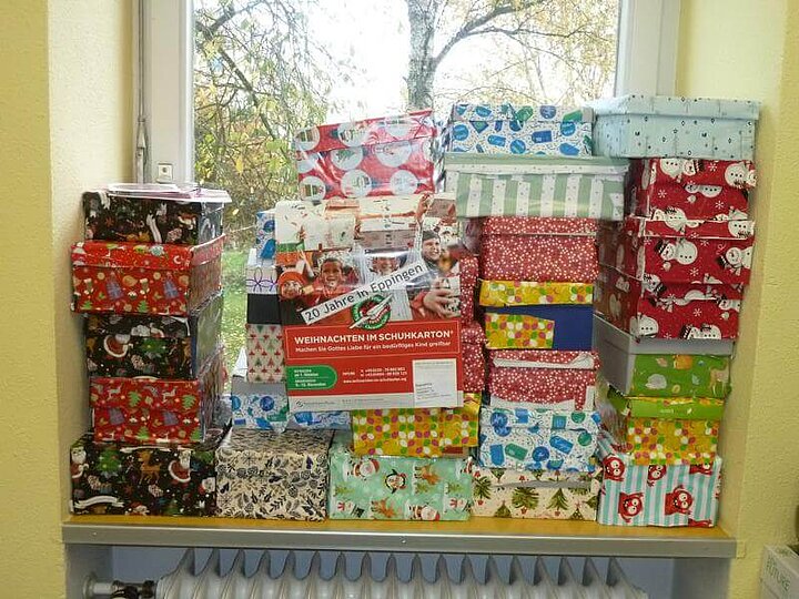Eingepackte Geschenke im Schuhkarton