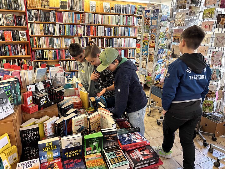 Schüler stöbern in der Buchhandlung Holl und Knoll