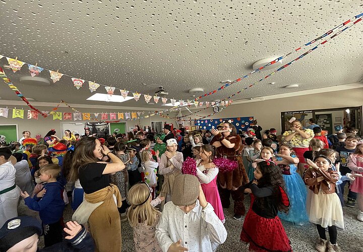 Schülerinnen udn Schüler beim Tanzen auf der Faschingsparty