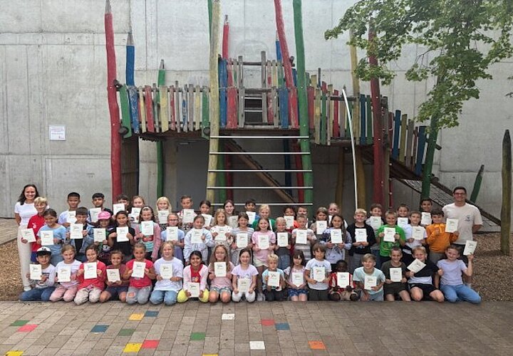 Gruppenbild der Schülerinnen und Schüler mit Ehrenurkunden