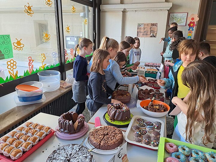 Klasse 4a beim Kuchenverkauf