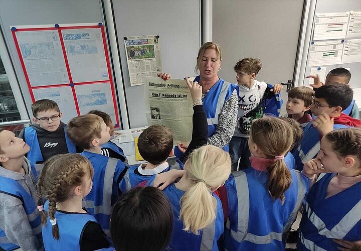 Schülerinnen und Schüler der 4ten Klassen bei der Führung durch das Druckhaus