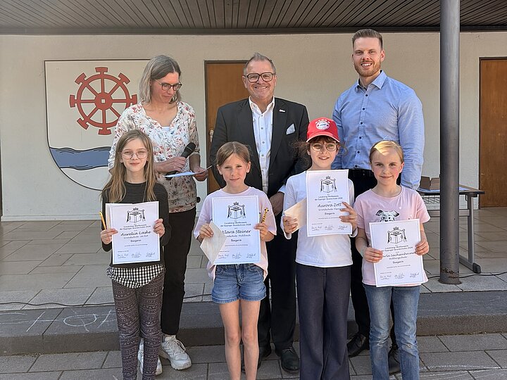 Die GewinnerInnen des Lesekönigwettbewerbs mit Bürgermeister Holaschke und der Schulleitung von Mühlbach