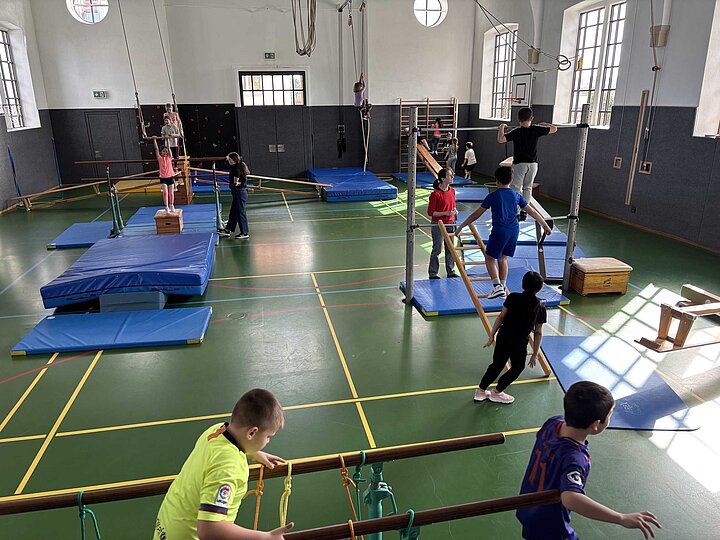 Kinder bewegen sich in aufgebauten der Sportlandschaft 