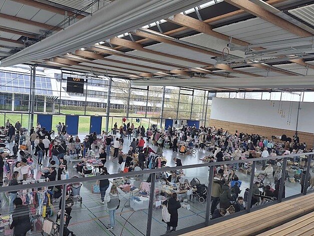 Geschäftiges Treiben auf dem Baby- und Kindersachenbasar in der Stadthalle
