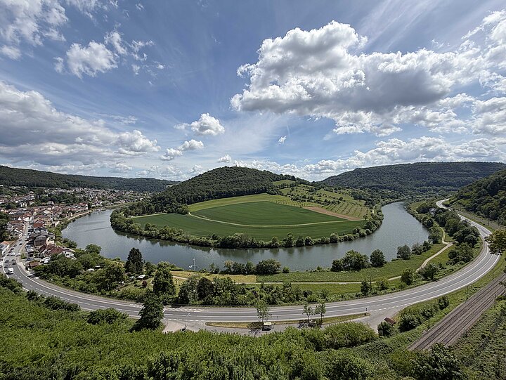 Ausblick vom Burgfried der Hinterburg auf die Neckarschleife und den Dilsberg