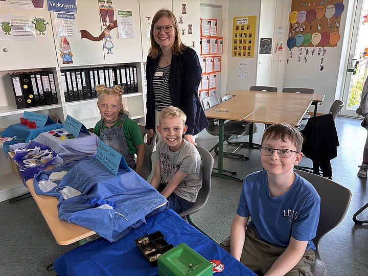 Schülerinnen udn Schüler beim Verkaufen selbstgemachter Seife