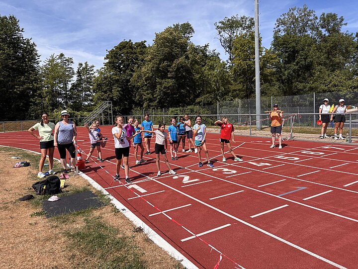 Schülerinnen bei der Startaufstellung zum Sprint