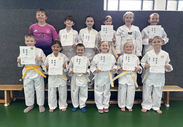 Kinder der Taekwondo-AG mit ihren Uhrkunden zur Gürtelprüfung