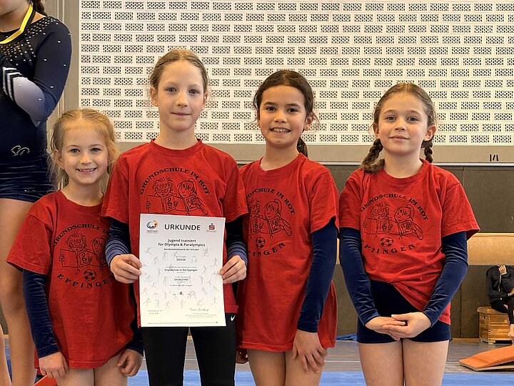 Turnerinnen der Grundschule im Rot bei der Siegerehrung