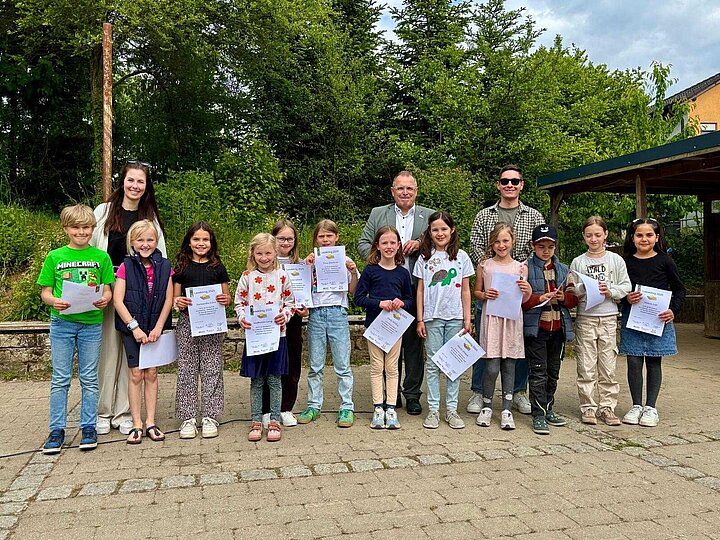 Alle TeilnehmerInnen am Lesewettbewerb mit Klassenlehrkräften und Oberbürgermeister