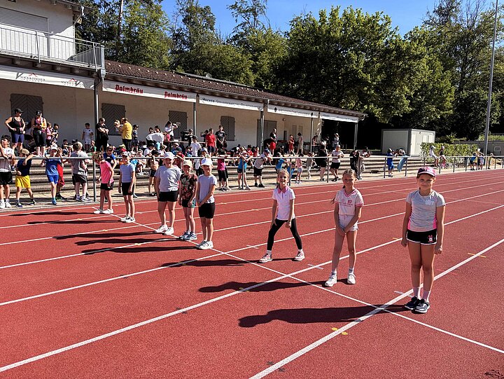 Schülerinnen bei der Aufstellung zum Ausdauerlauf