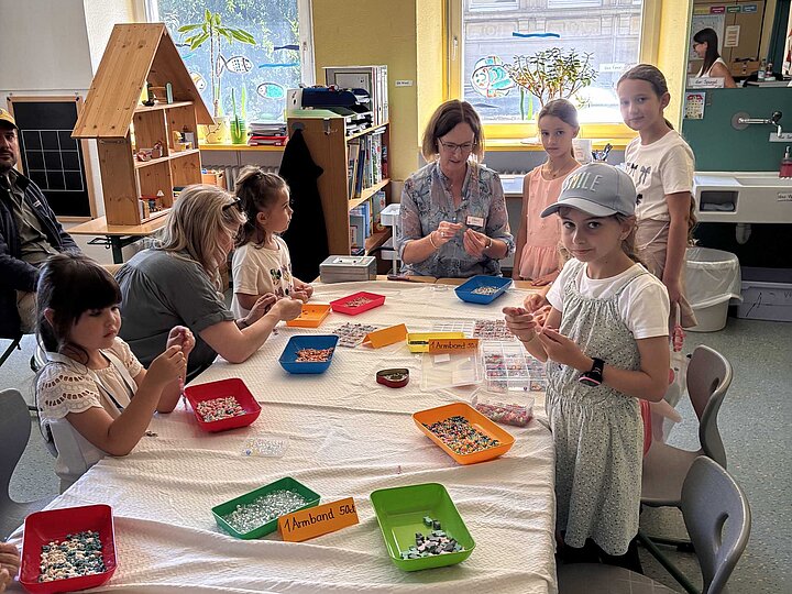 Schülerinnen und Schüler beim Basteln von Meeresschmuck