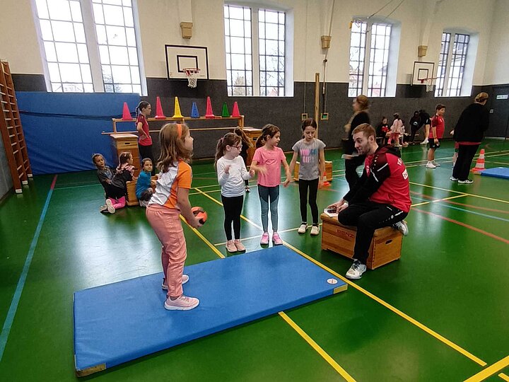 Schülerinnen und Schüler üben Ihre Koordination mit dem Handball