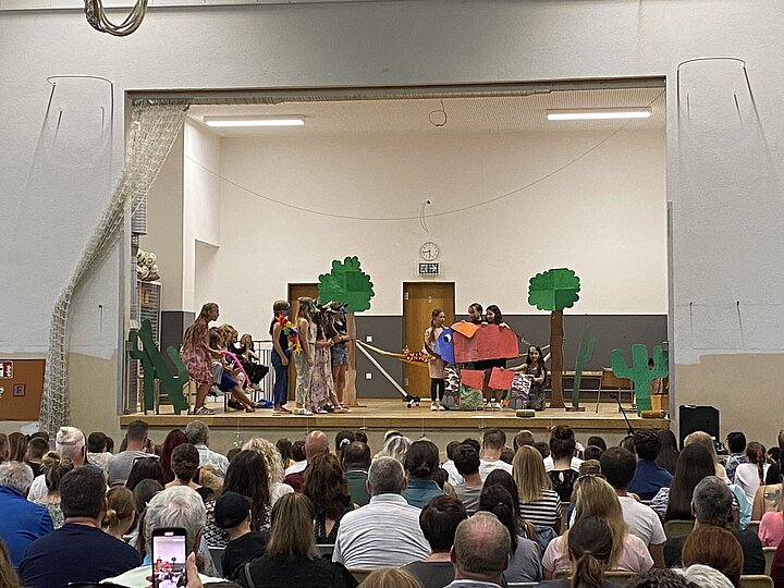 Theaterstück in der Sporthalle