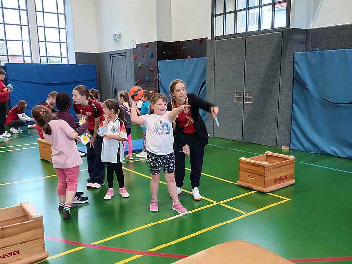 Schülerinnen und Schüler testen Ihre Fähigkeiten beim Zielwerfen