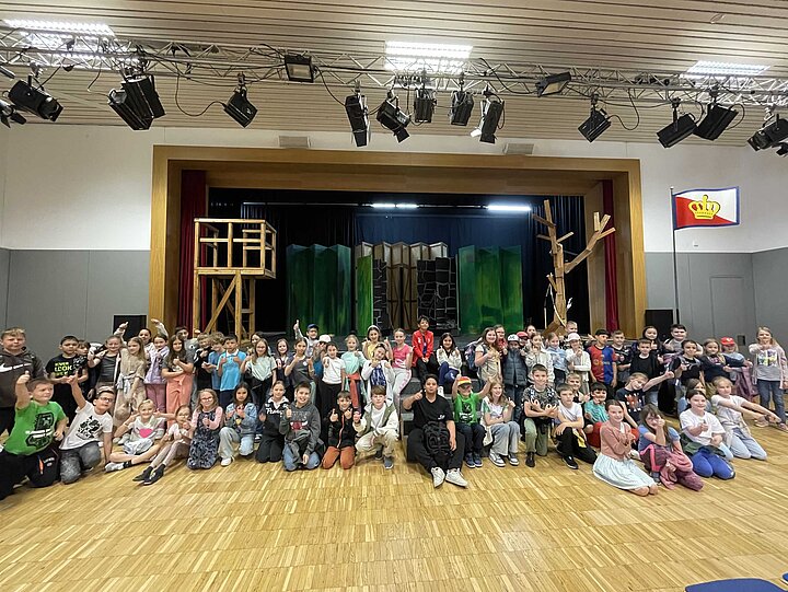 Schülerinnen und Schüler vor der Bühne von Robin Hood in der Stadthalle