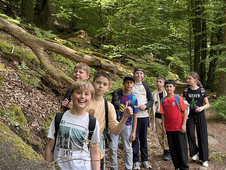 Schülerinnen und Schüler bei der Wanderung im Wald