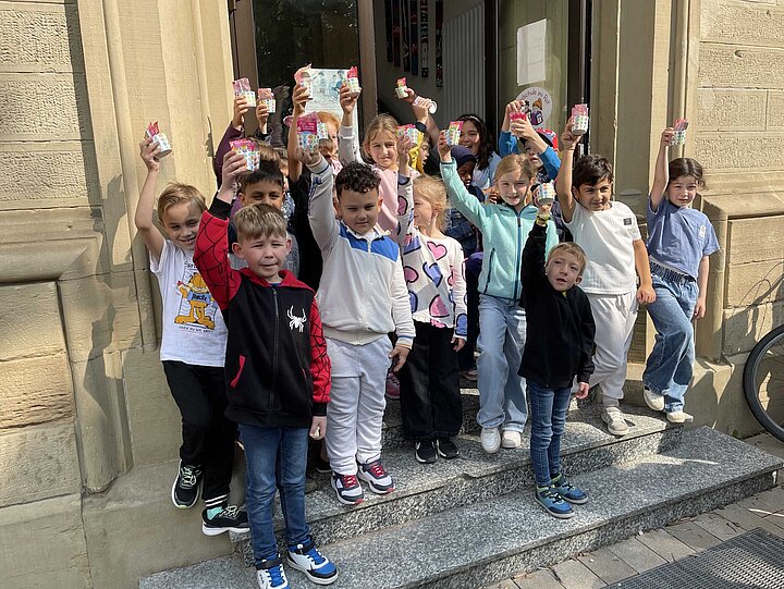 Schülerinnen und Schüler der Klasse 1c mit ihren Preisen