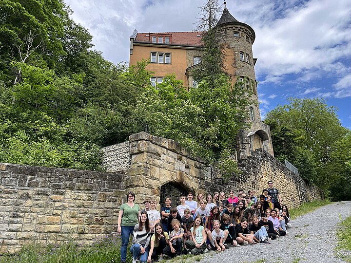 Landschulheim Gruppenbild vor der Jugenburg Rothenberg