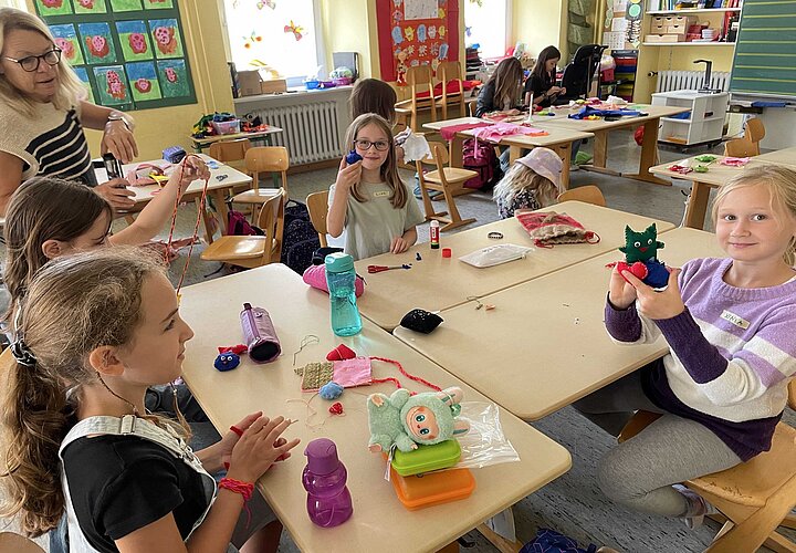 Schülerinnen und Schüler beim Nähen