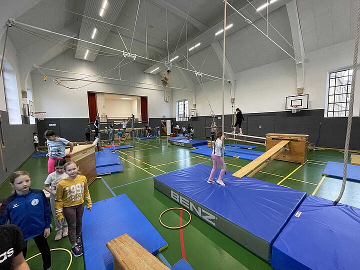 Bewegungslandschaft in der Turnhalle im Rot mit Schülerinnen und Schülern