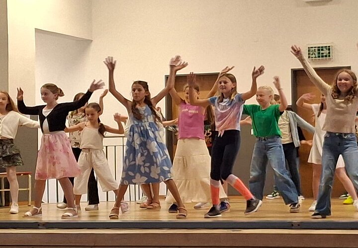 Schülerinnen und Schüler der vierten Klassen beim Tanzen