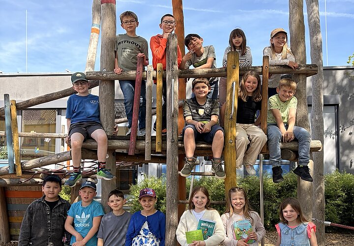 Die TeilnehmerInnen am Lesekönigwettbewerb der Grundschule im Rot