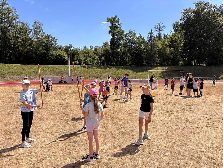 Schülerinnen und Schüler im Kleinspielfeld beim freien Spiel