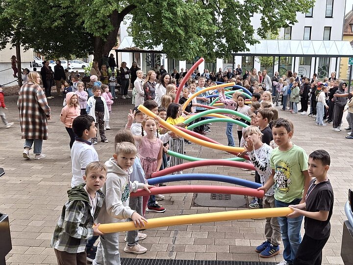 Spalier der Viertklässler durch ihre Patenklassen