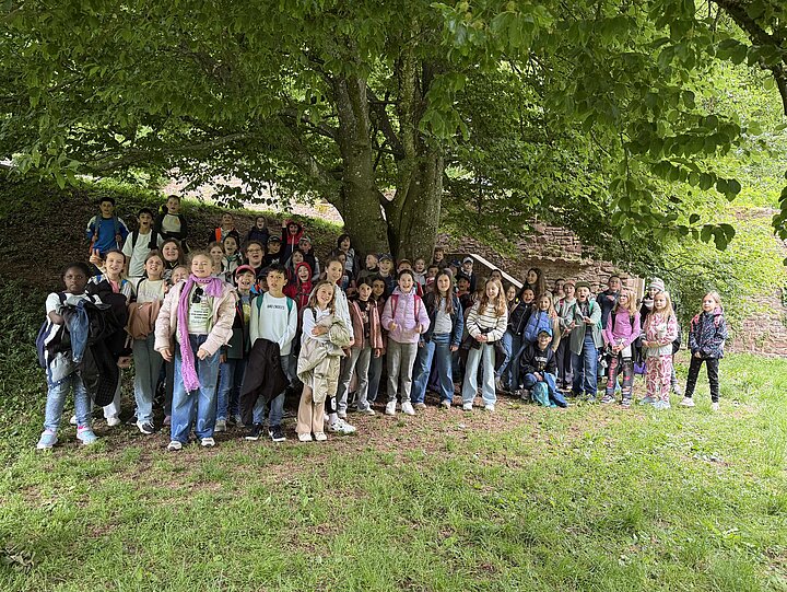 Die Schülerinnen und Schüler der vierten Klassen im Burggarten Dilsberg