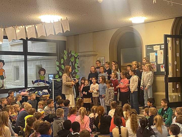 Chor-AG singt der Schülerschaft in der Aula vor