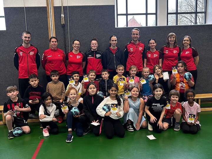 ÜbungsleiterInnen und aktive Jugendspielerinnen des TB Richen mit Schülerinnen und Schülern der zweiten Klassen