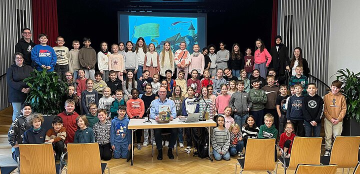 Die Viertklässler bei der Autorenlesung mit Frank Schwieger