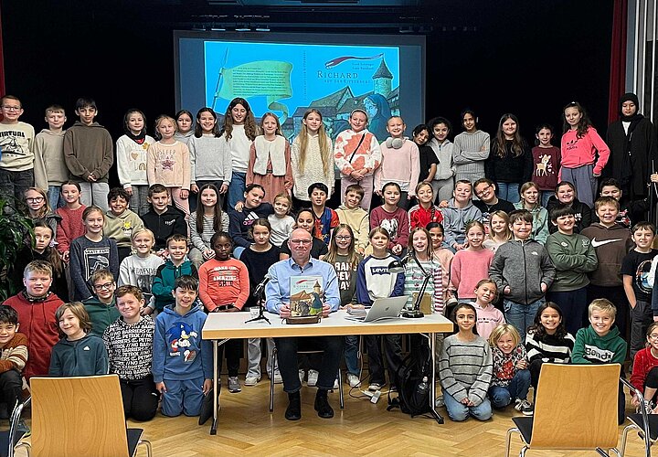 Die Viertklässler bei der Autorenlesung mit Frank Schwieger