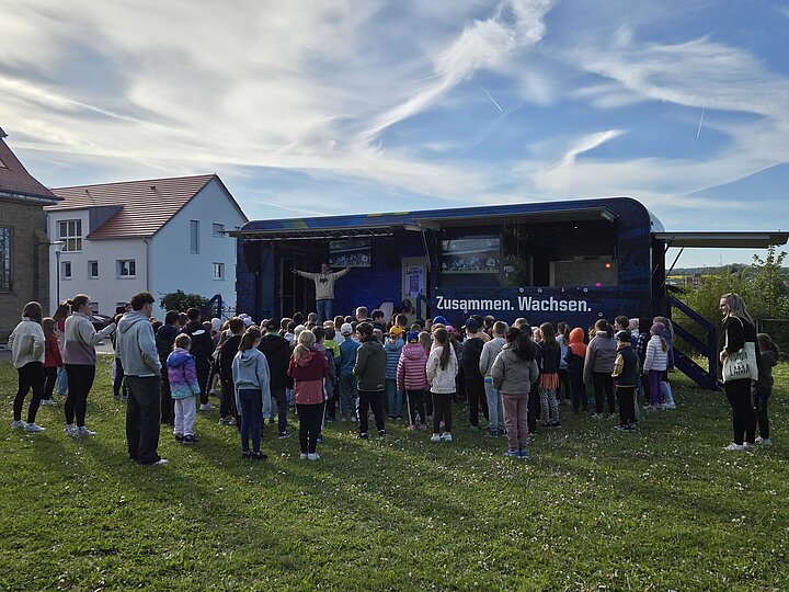 Schülerinnen und Schüler mit dem Hoffexpress