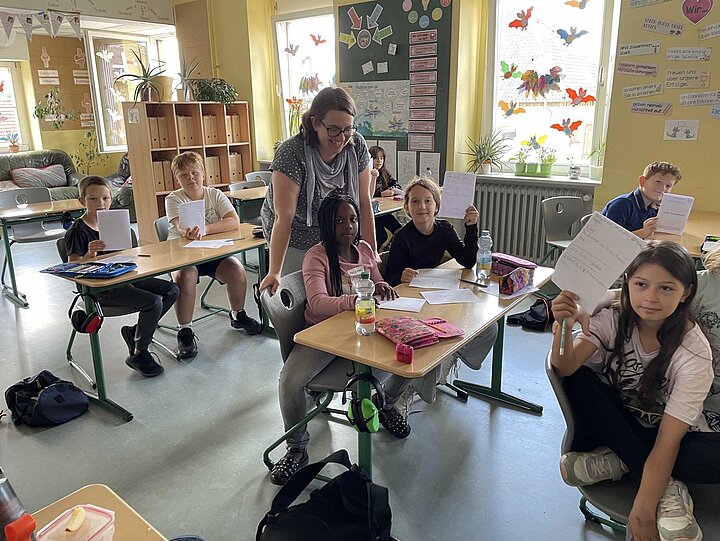 Schülerinnen und Schüler beim Übersezten von Standardssprache und Dialekt