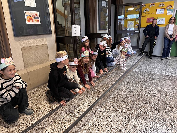 Schülerinnen und Schüler der Theater-AG bei ihrem Eröffnungsstück der Frederickwoche in der Aula
