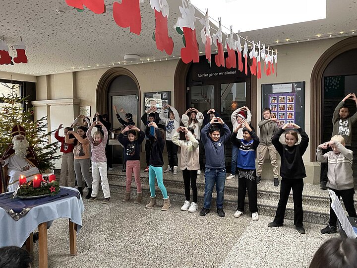 Viertklässer bei ihrem Tanz für den Nikolaus