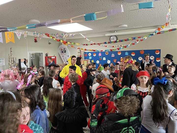 Faschingsparty in der Aula der Grundshcule im Rot