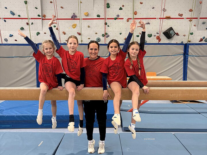 Turnerinnen der Grundschule im Rot mit ihrer Lehrerin