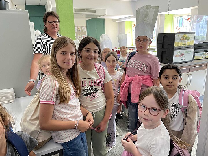 Schülerinnen udn Schüler beim Kochen und Backen