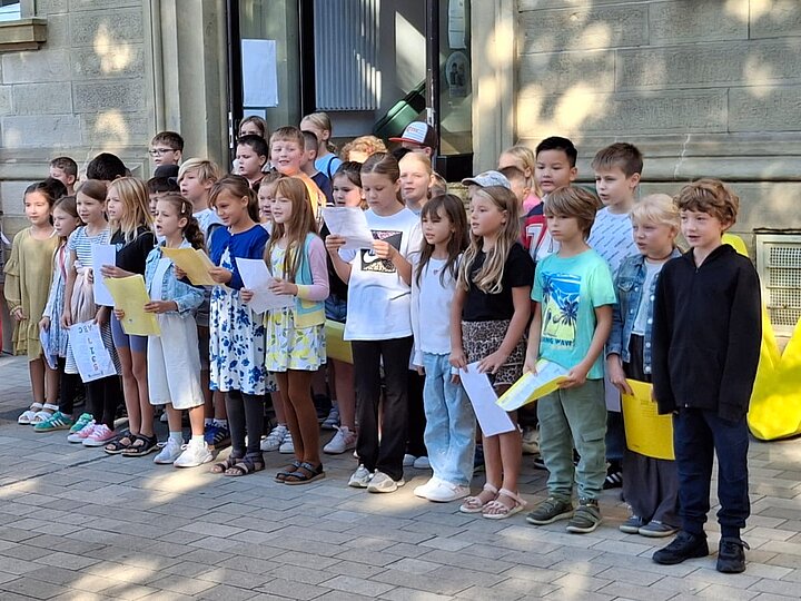 Kinder der 3. Klassen singen zur Einschulung