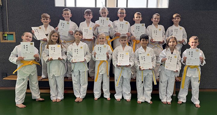Schülerinnen und Schüler der Taekwondo-AG mit Ihren neuen Gürteln und Urkunden