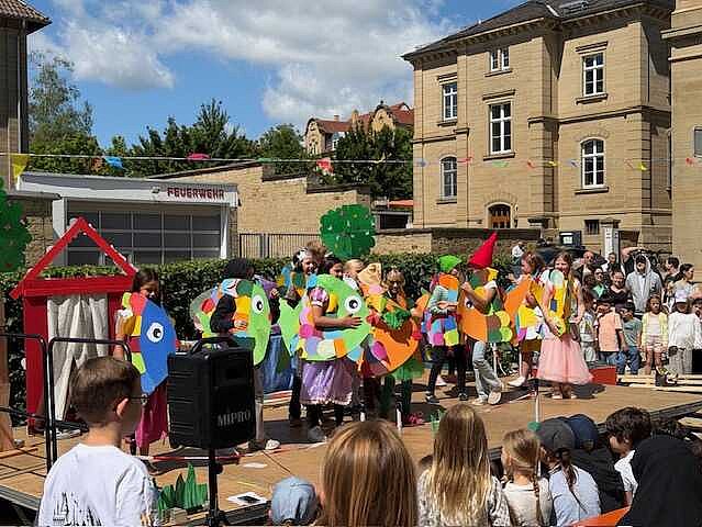 SchülerInnen der Theater-AG bei ihrem Auftritt am Schulfest