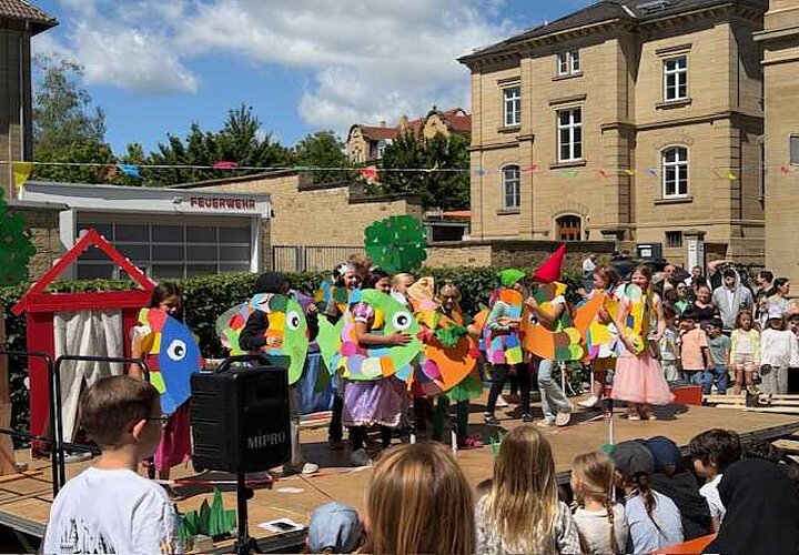 SchülerInnen der Theater-AG bei ihrem Auftritt am Schulfest