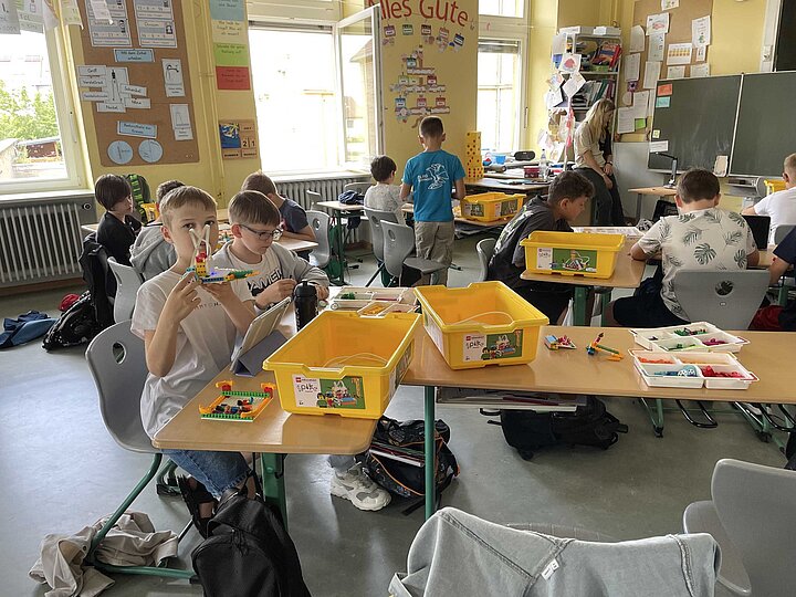 Schülerinnen und Schüler beim Bauen mit LEGO-Robotik
