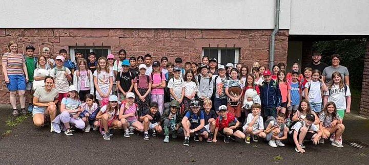 Gruppenbild der Schülerinnen und Schüler aus Klasse 4 im Landschulheim