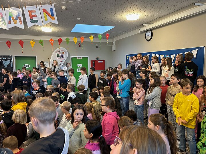 Schülerinnen und Schüler feiern die Eröffnung der Frederickswoche