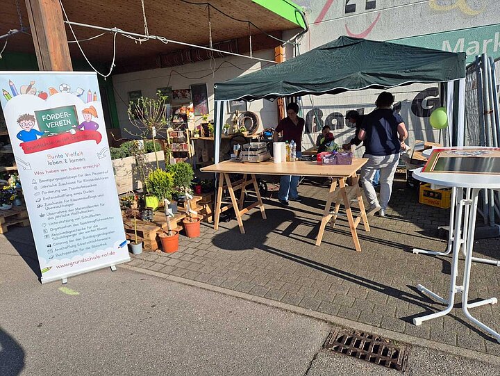 Helferinnen beim Stand des Fördervereins beim Raiffeisen-Markt